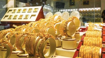 تراجع الأسعار وهدايا الموسم.. إقبال واسع على شراء المشغولات والعملات الذهبية بالسوق المحلي